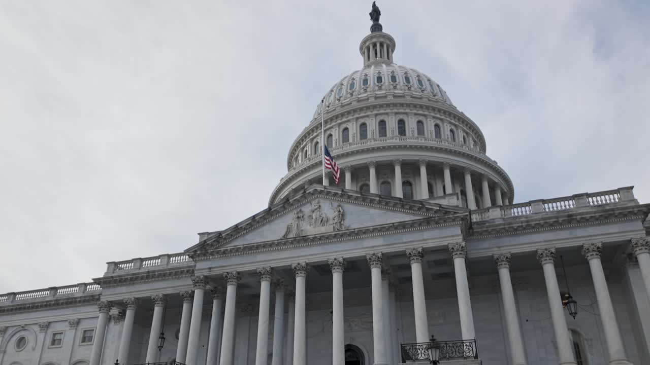 华盛顿特区的美国国会大厦东立面上有美国国旗视频下载