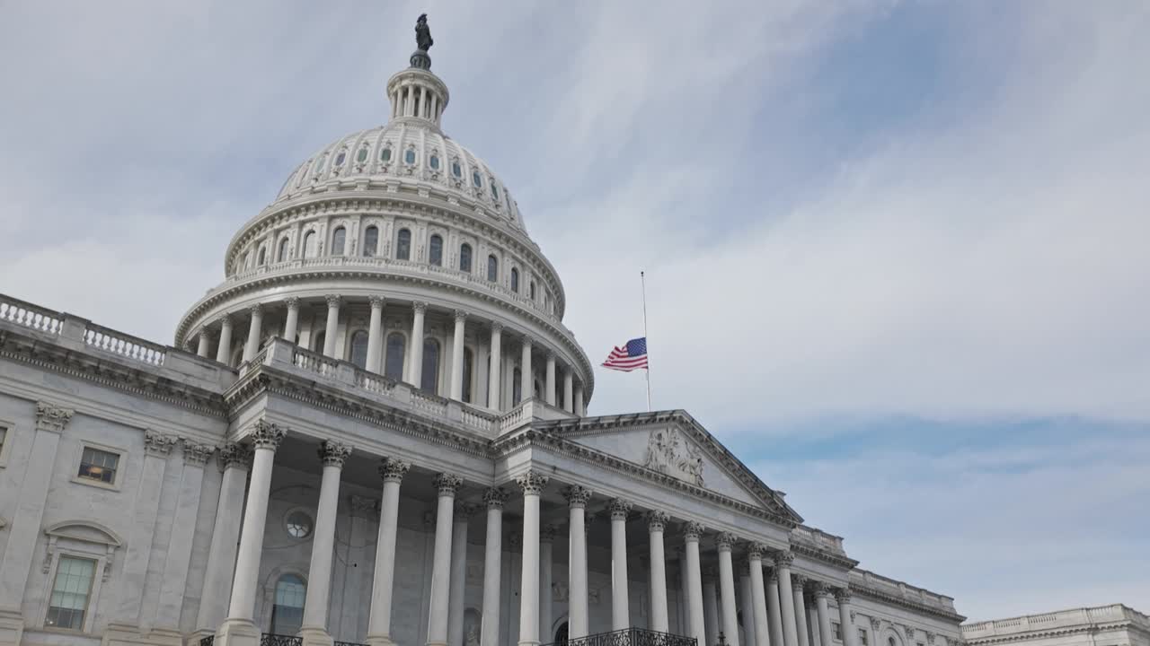 华盛顿特区的美国国会大厦东立面上有美国国旗视频下载