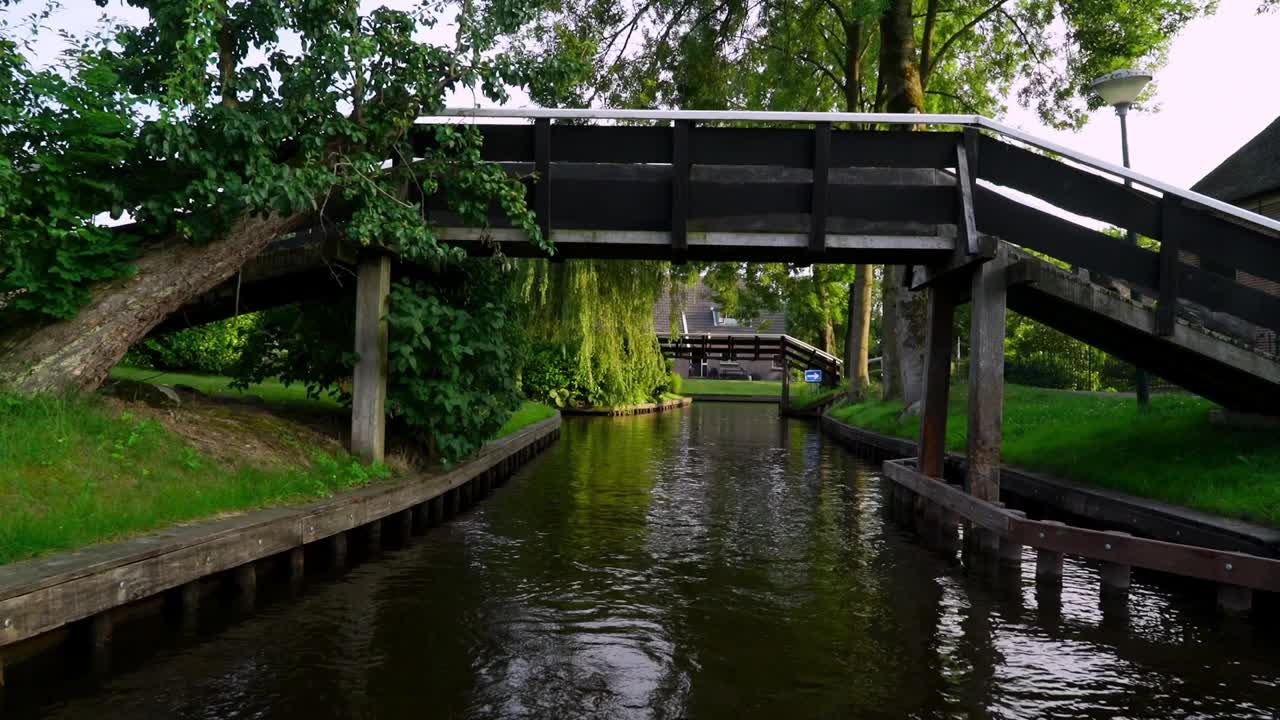 风景优美的水道和木桥在Giethoorn，上艾塞尔，荷兰。观点视频素材
