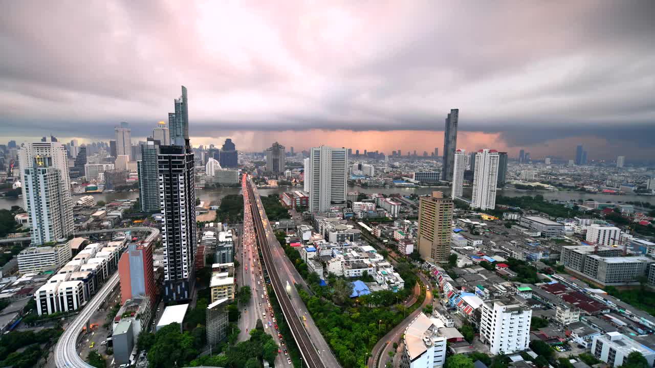 日出时曼谷城市的俯视图(塔信桥)在吞武里地区视频下载