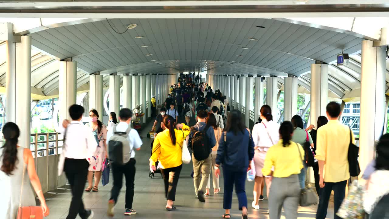 许多人在曼谷的公共空中步道崇侬寺穿梭于空中列车之间视频下载