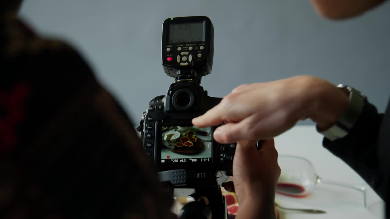 摄影师和造型师在工作室拍摄食物照片视频下载