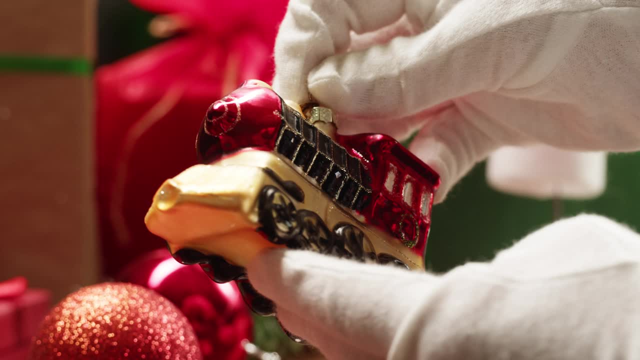 圣诞新年的背景，寒假的气氛，红色的火车玩具和圣诞老人亲爱的圣诞树附近的室内。给孩子们的礼物和礼物。雪和装饰品特写。视频购买