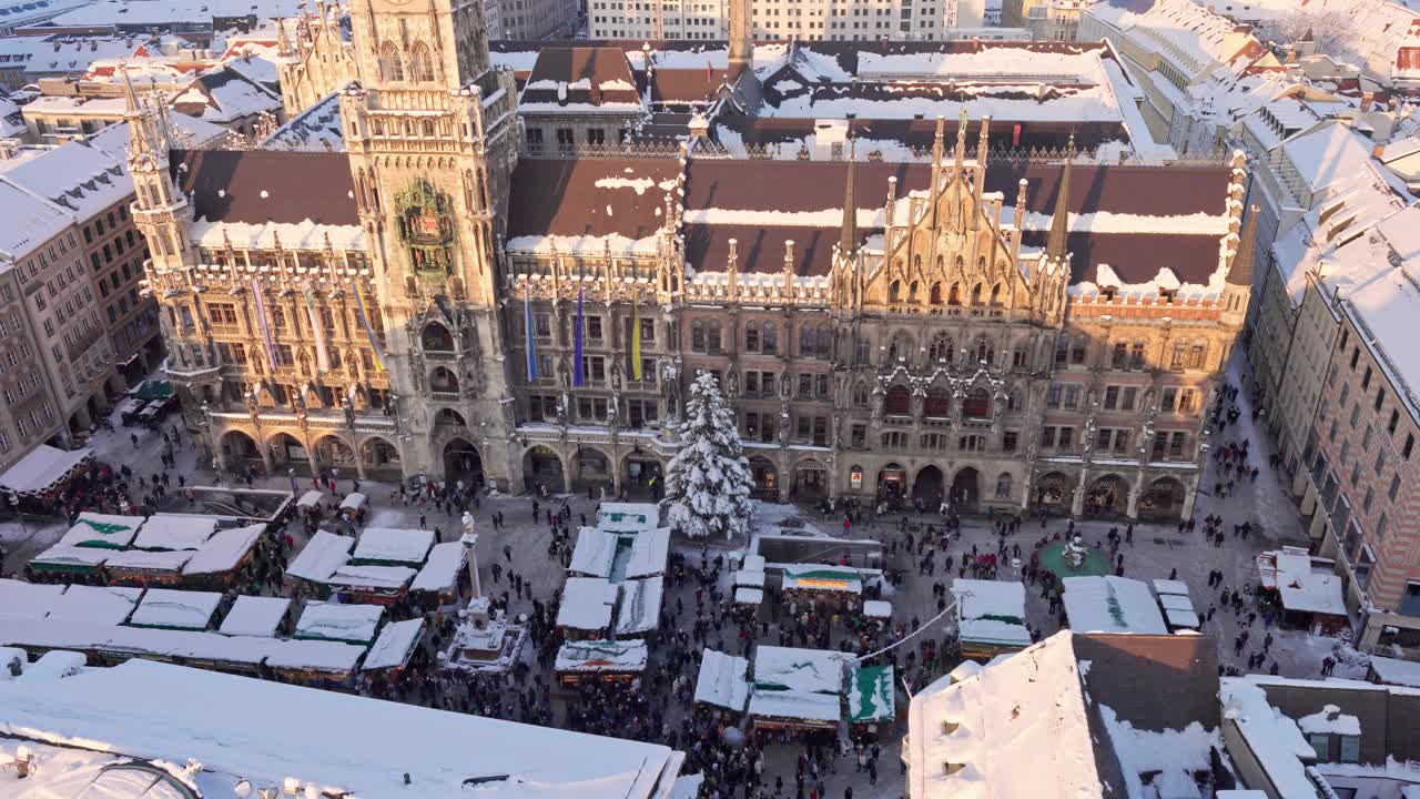 圣诞市场和俯瞰慕尼黑城市，在下雪和阳光明媚的冬日。视频下载