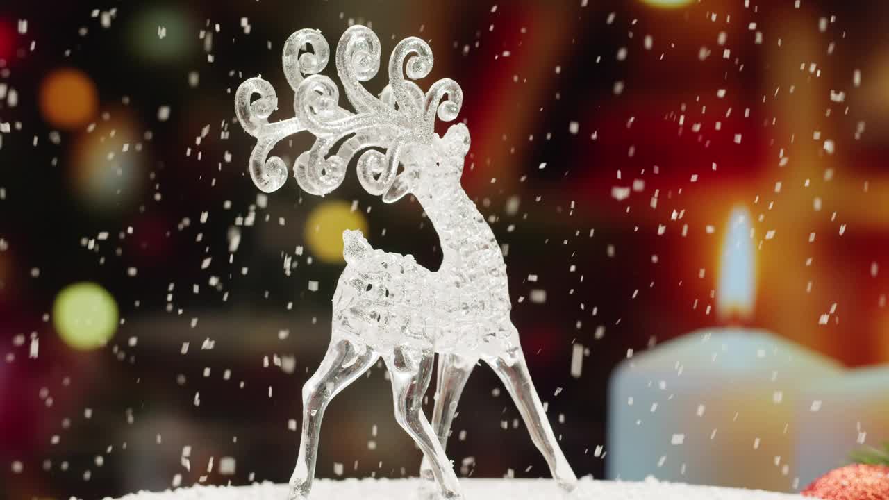 圣诞新年的背景，寒假的气氛，玻璃鹿玩具和圣诞老人附近的圣诞树室内。给孩子的礼物和礼物。雪和装饰品。视频购买