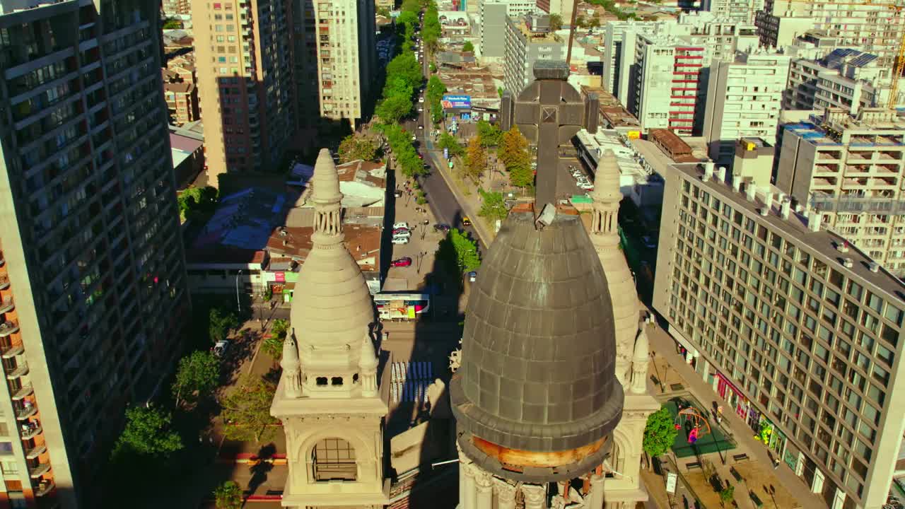 智利圣地亚哥萨克拉曼蒂诺斯教堂的钢筋混凝土圆顶的静态倾斜。视频素材