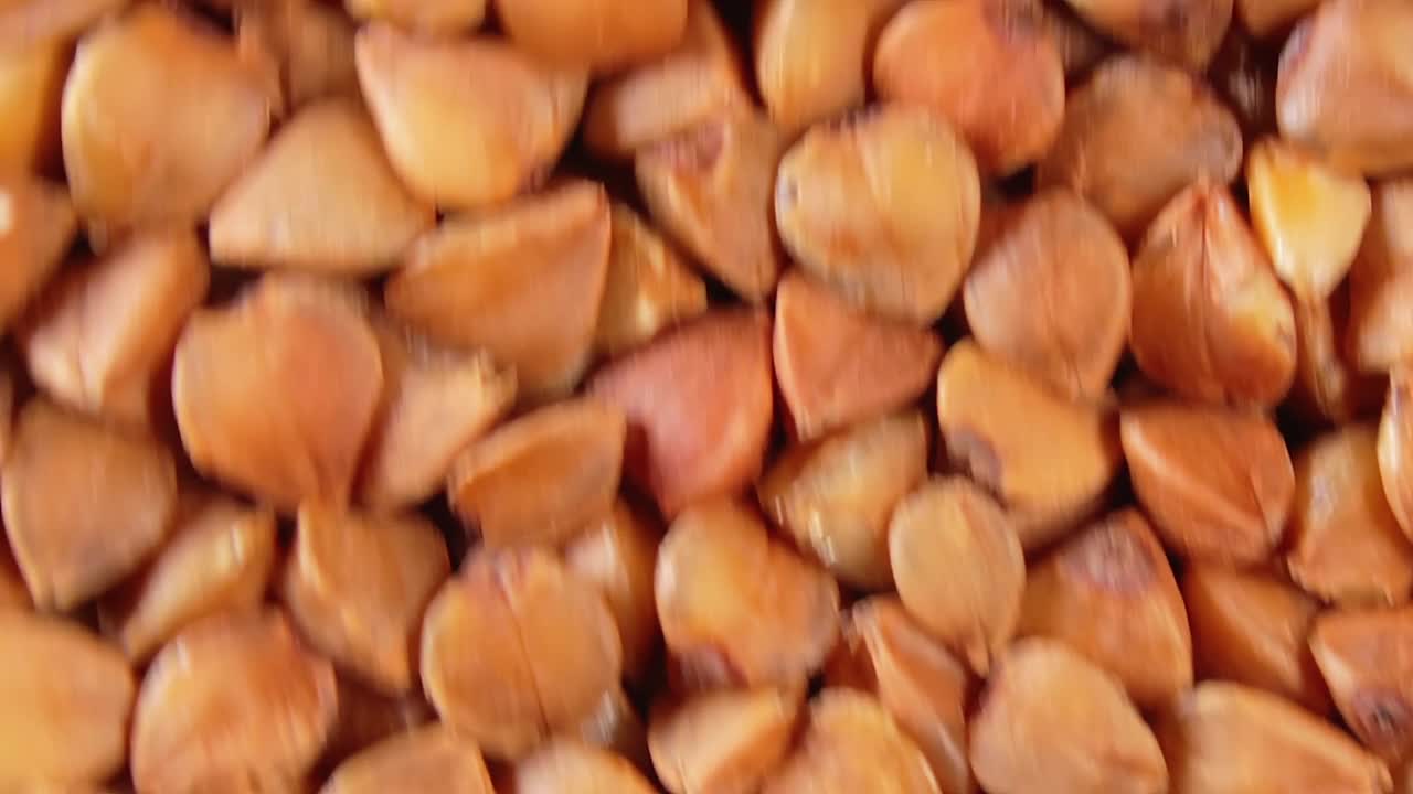 未煮熟的棕色荞麦粥，移动的背景-俯视图视频下载