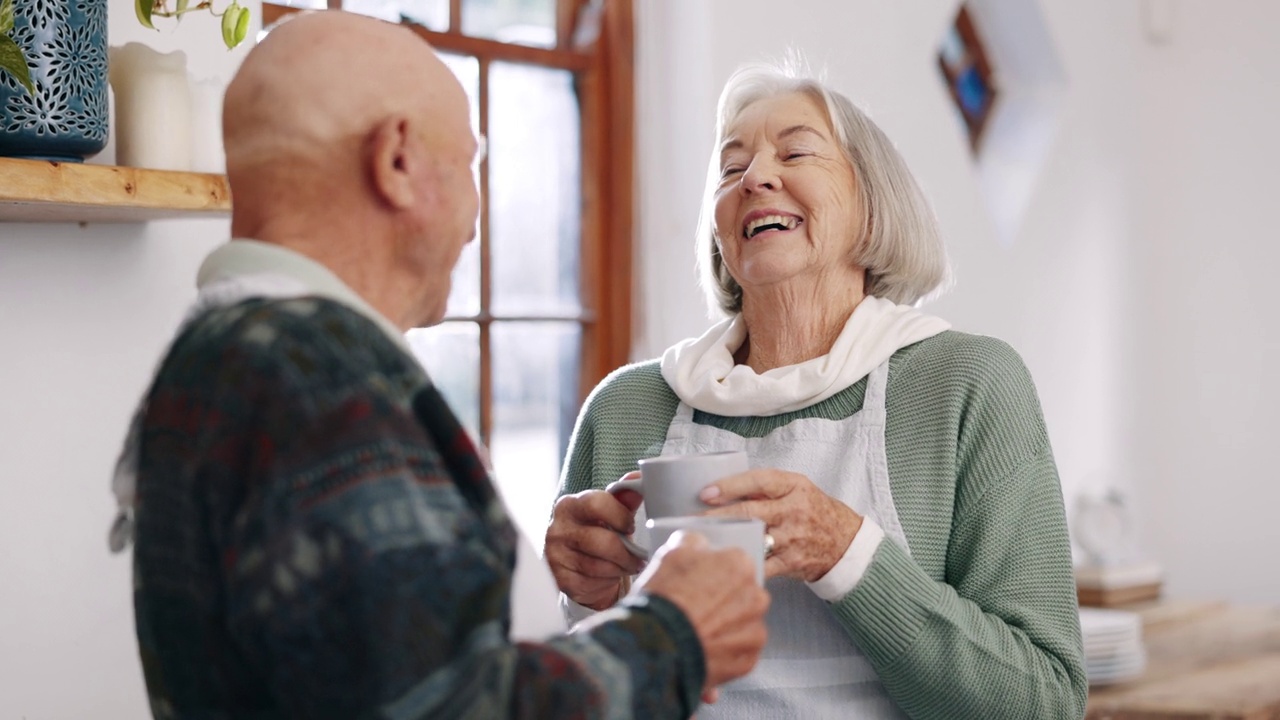 老年夫妇，厨房谈话时的笑声或咖啡，退休时的爱或玩笑。年长的男士、女士或新婚夫妇早晨喝浓咖啡，一起放松或平静，在家里谈笑风生视频素材