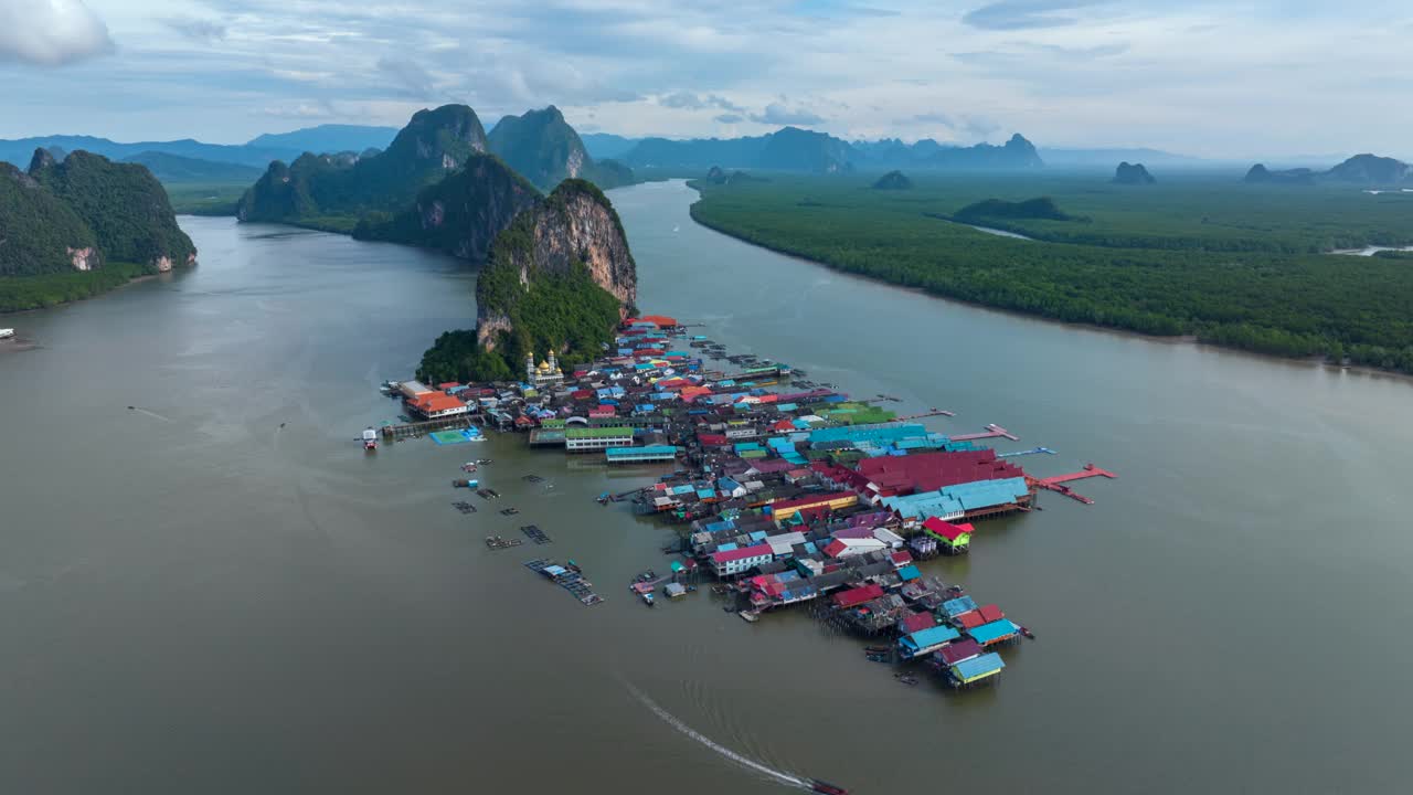 泰国攀牙湾著名的水上村庄——Koh Panyee岛视频下载