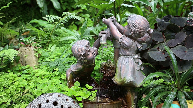 在花园里雕刻水管视频下载