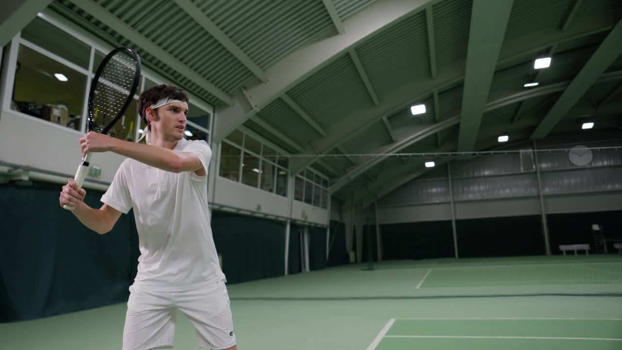 白人男子网球运动员在单打比赛中失败后摔断了球拍视频下载