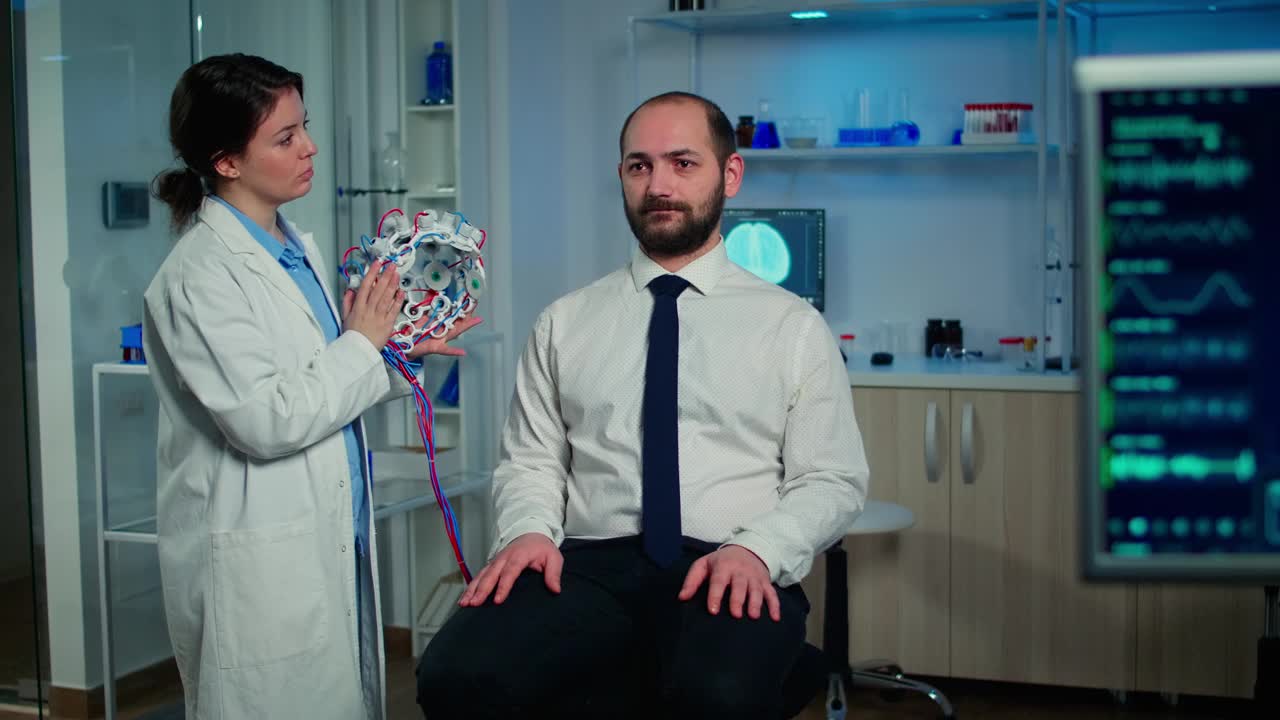 医学研究人员正在制作高性能脑电波扫描耳机视频下载