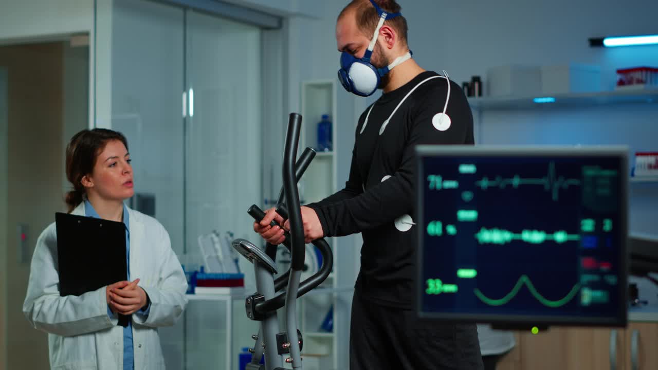 医学博士在运动科学实验室测量心肺功能视频下载