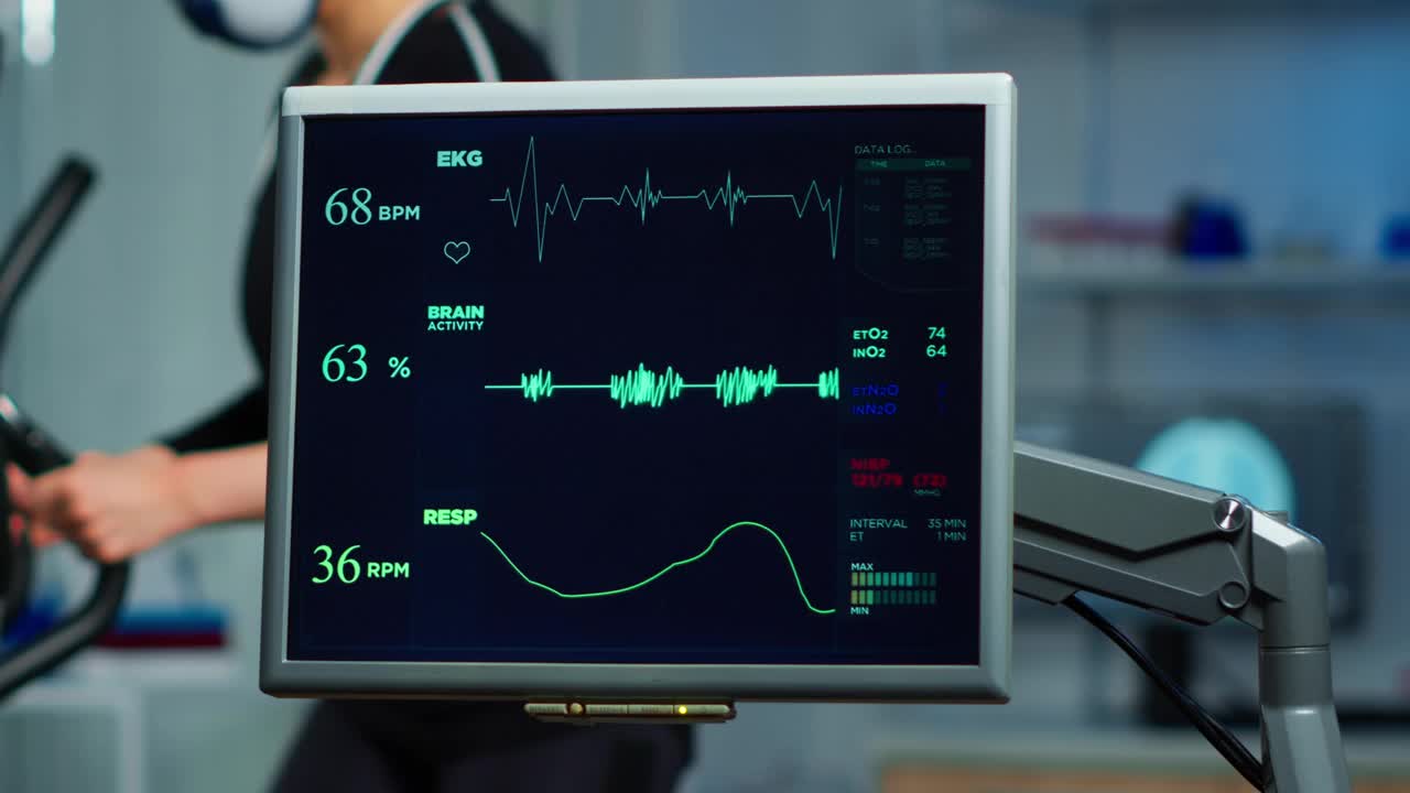 监视器显示运动员在交叉训练机上跑步的心电图扫描视频下载