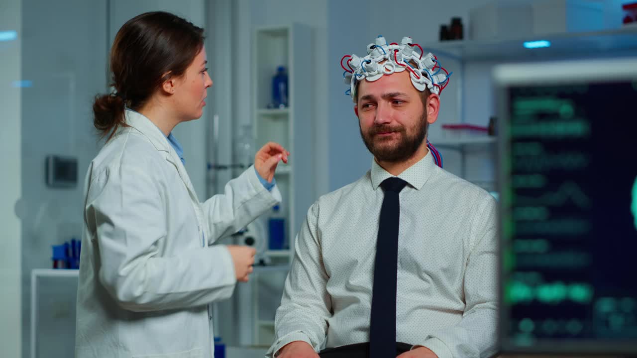 在大脑研究实验室里，病人戴着脑波扫描耳机视频下载