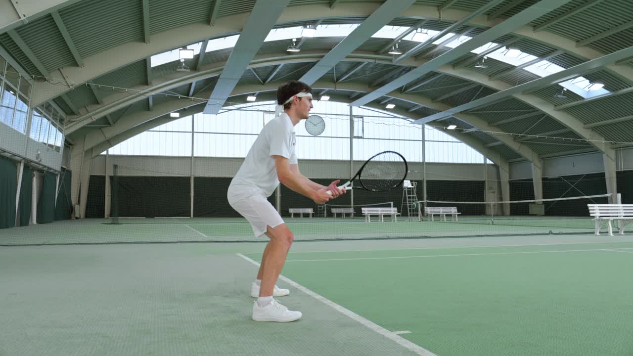 男子网球运动员在室内球场打单打视频下载