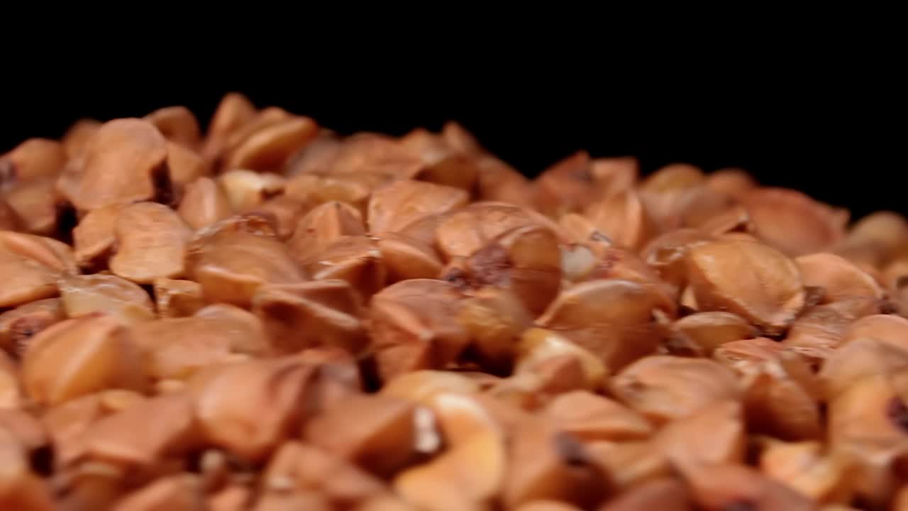 未煮熟的棕色荞麦粥堆旋转-宏观视频下载