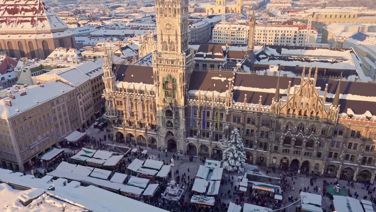 慕尼黑大教堂，圣诞市场，新市政厅和俯瞰慕尼黑城市，在下雪和阳光明媚的冬日。视频下载