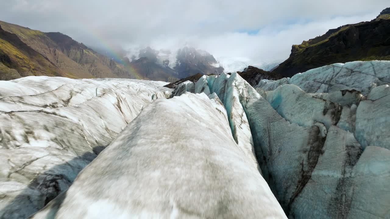冰岛瓦特纳冰川的Svinafellsjokull冰川裂缝特写。-航拍视频下载