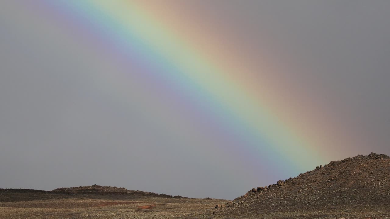 加那利群岛兰萨罗特岛科斯塔特吉斯北部的彩虹。视频下载