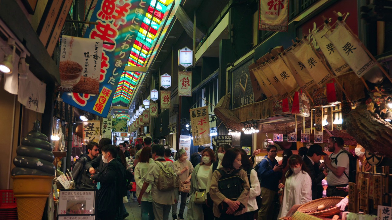 新冠肺炎疫情结束后，京都西木市场挤满了来自世界各地的游客，人们开始恢复到疫情前的生活方式。视频下载