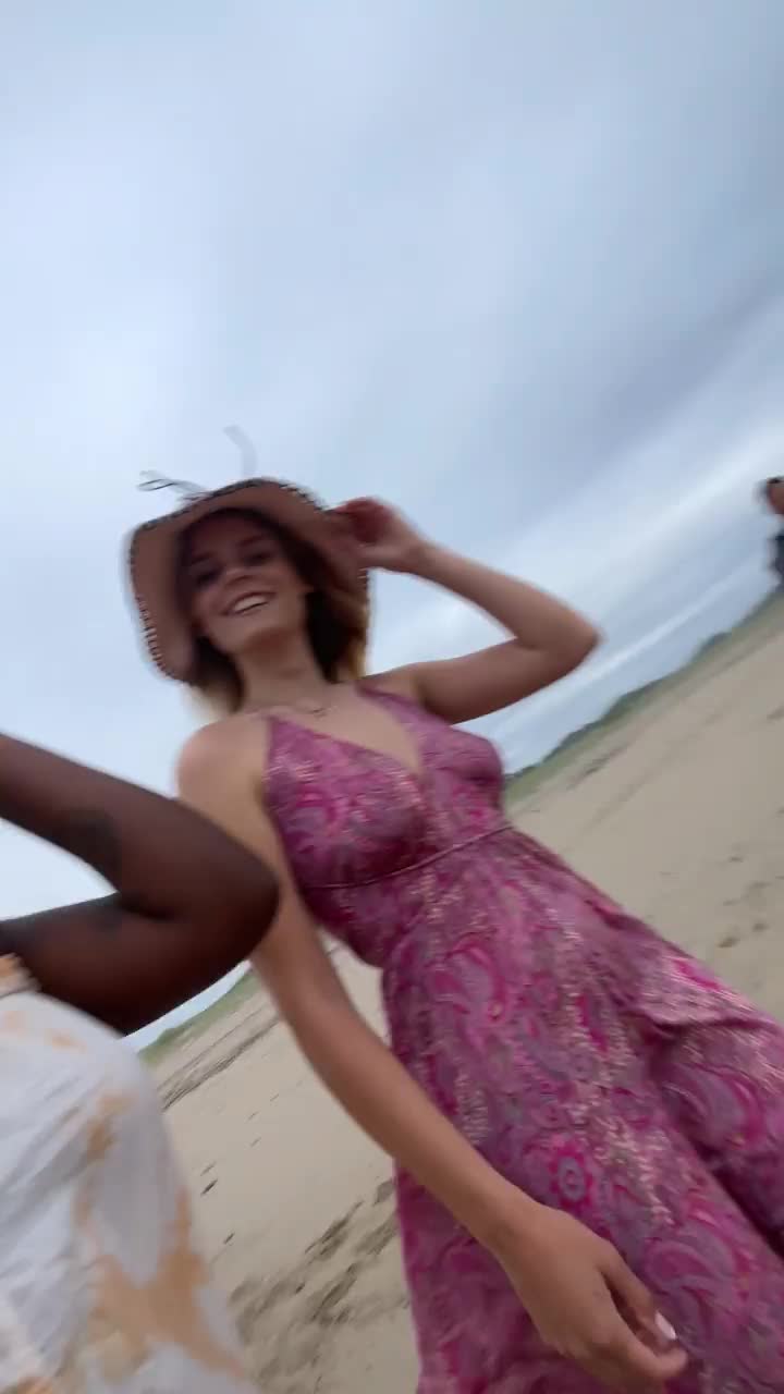 朋友们在海滩上对着相机微笑自拍视频下载