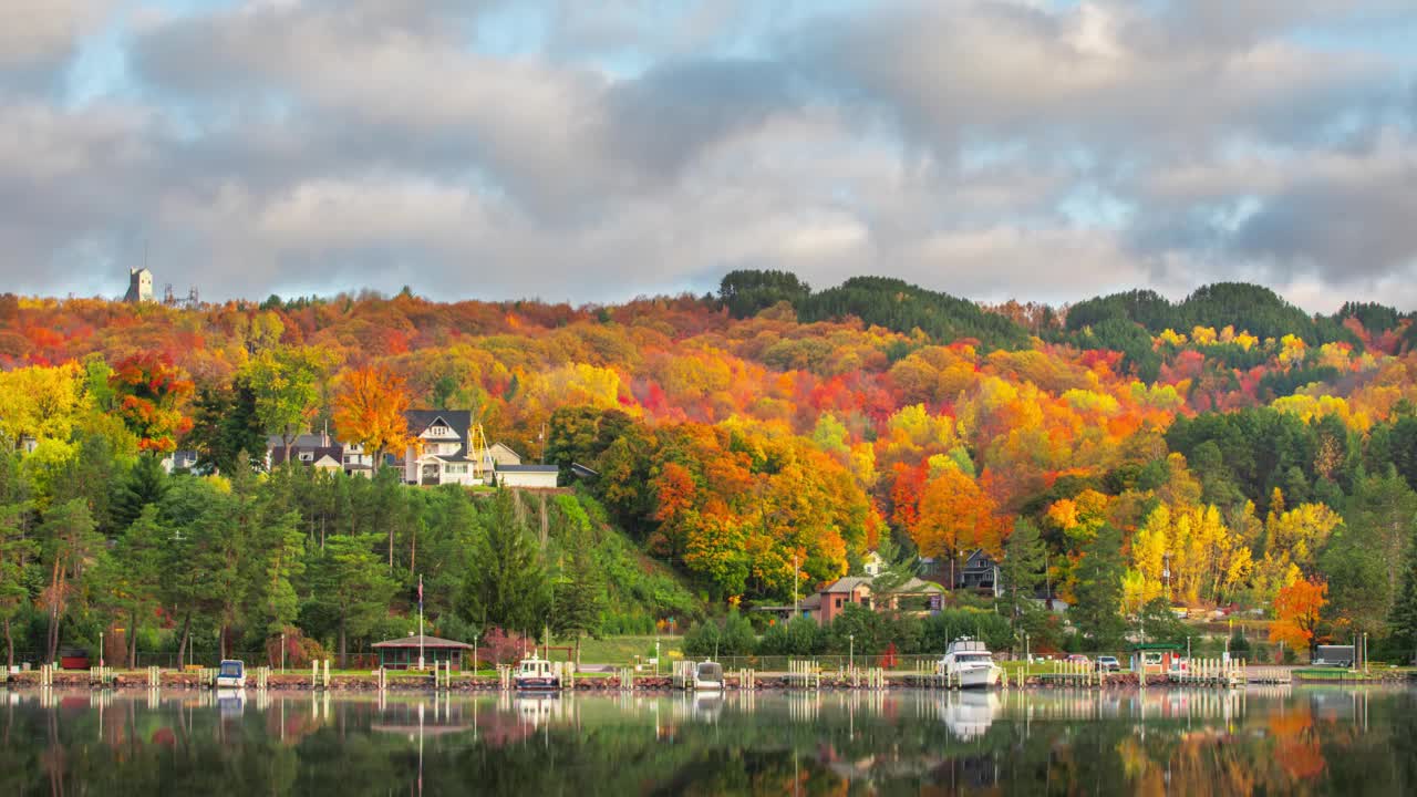 时间流逝-美丽的秋天景观在霍顿，上苏必利尔，密歇根州视频下载