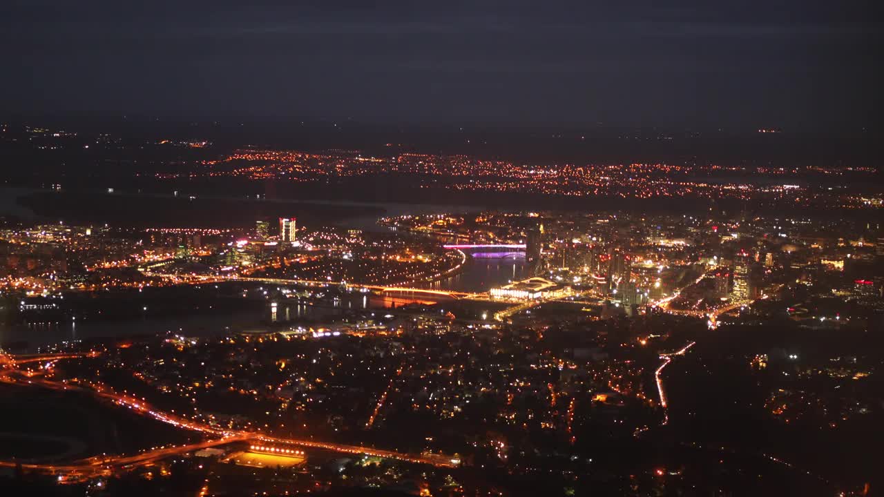 从贝尔格莱德上空的飞机窗口俯瞰夜晚视频下载