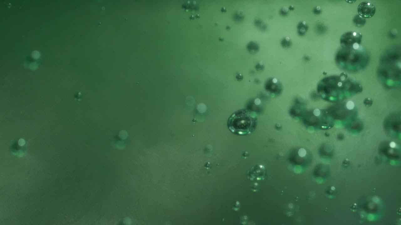 绿色水中的肥皂泡泡视频下载