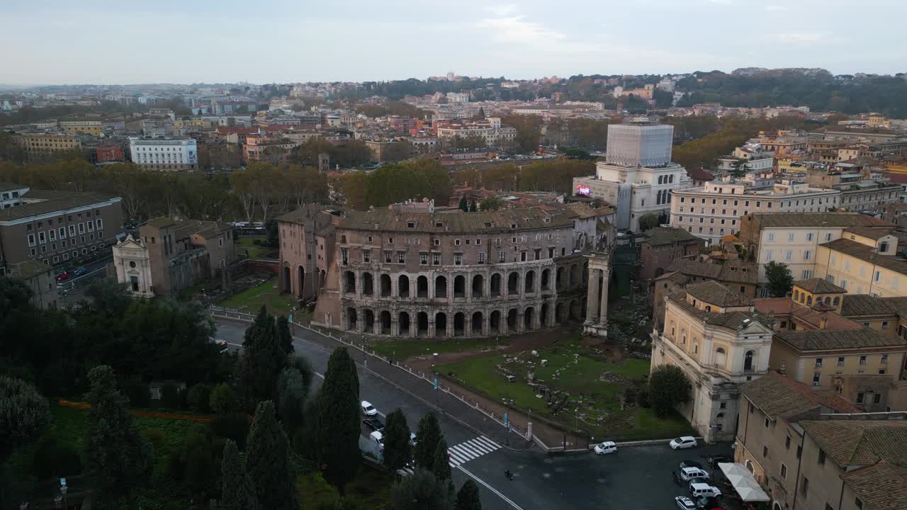 无人驾驶飞机在马塞勒斯剧院的上空飞行，阿波罗神庙遗址。罗马视频素材