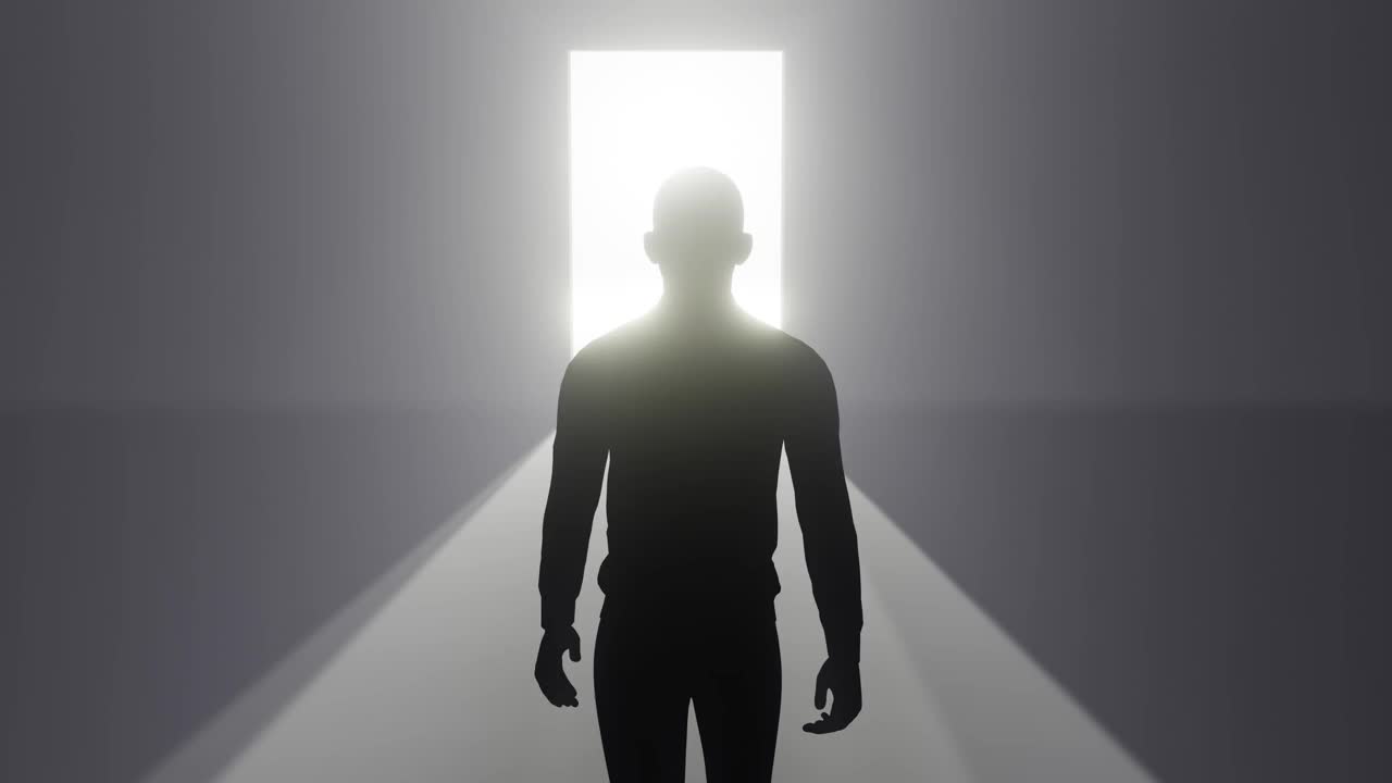 一个人穿过一扇门，走进灯光中，身后是薄雾视频下载