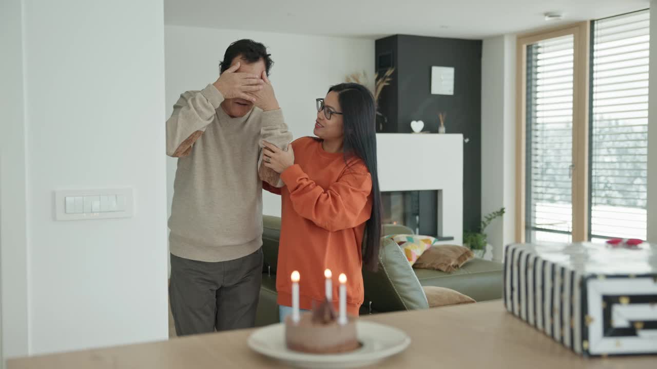 生日庆祝:女儿和父亲与蛋糕视频下载