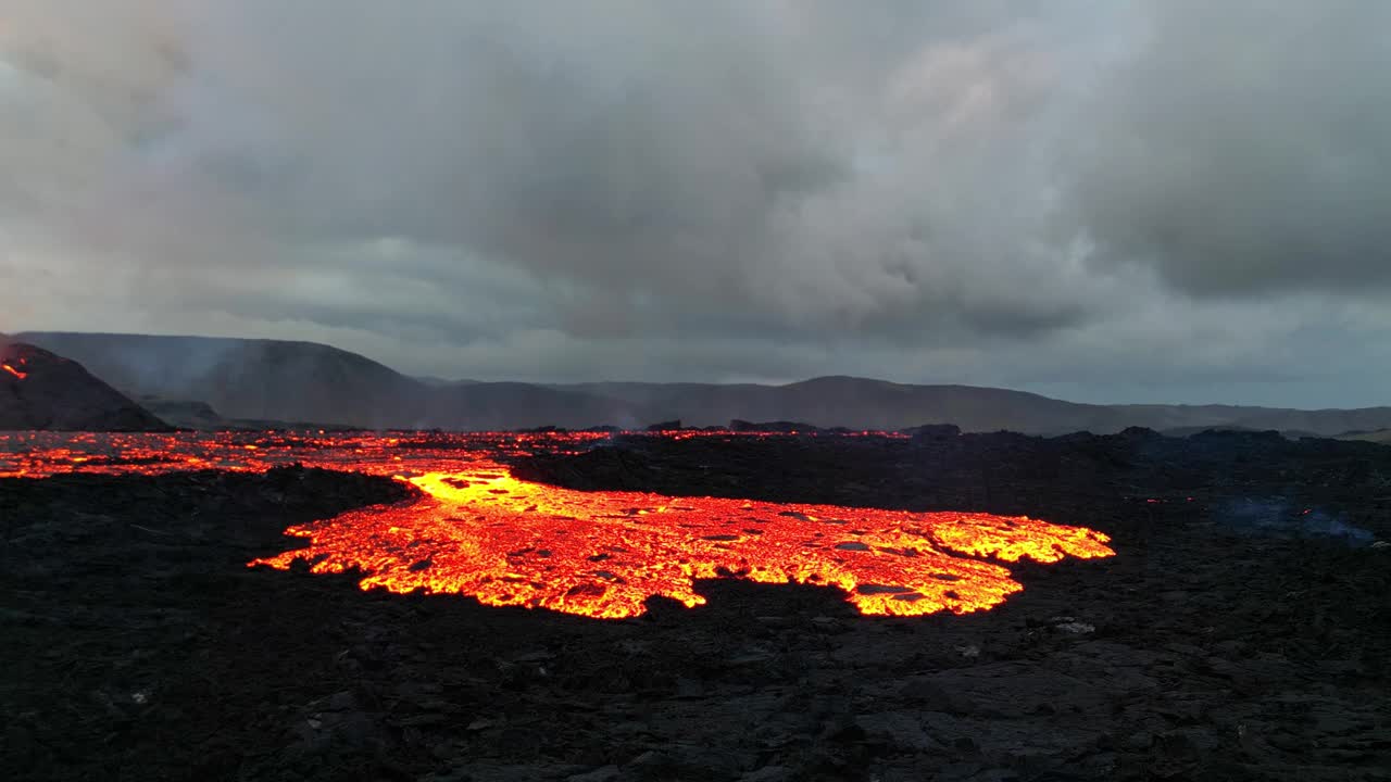 冰岛火山喷发的特写慢镜头。美丽的燃烧熔岩。视频下载