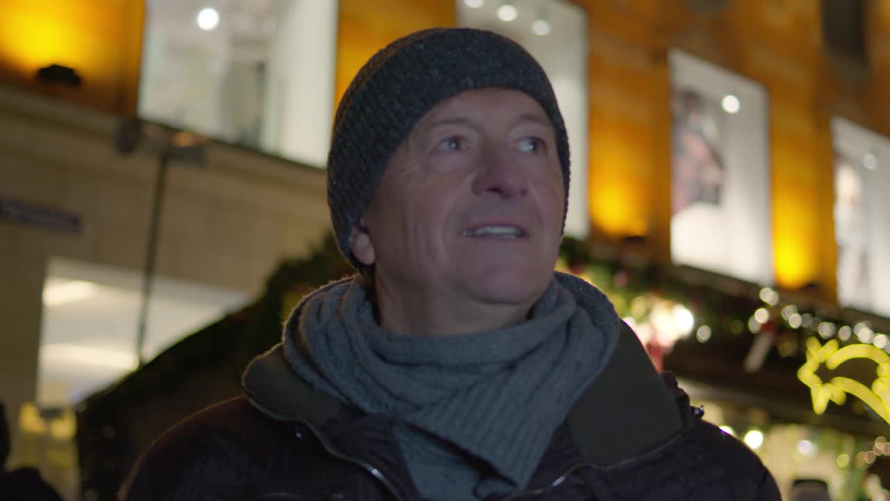 最好的老人第一次在晚上参观慕尼黑的圣诞市场，印象非常深刻。视频下载