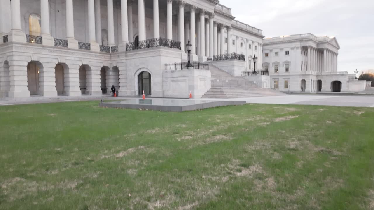位于华盛顿特区的美国国会大厦和美国国旗视频下载