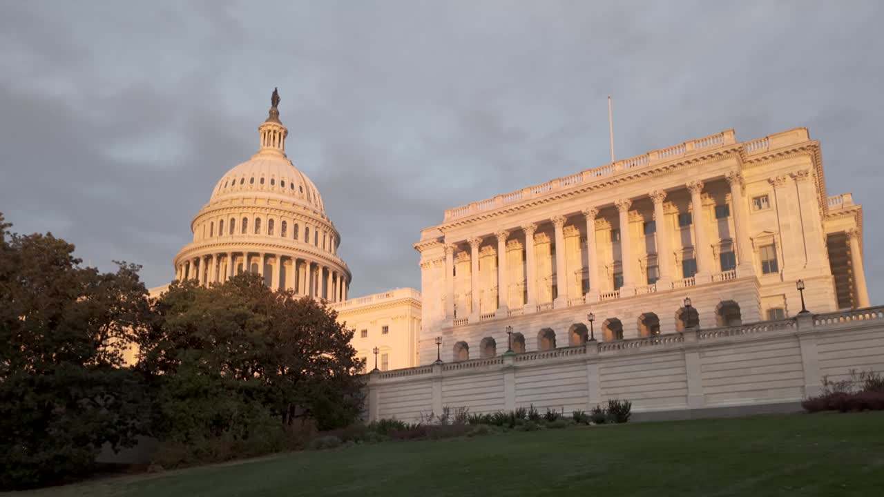 华盛顿特区的美国国会大厦西立面上有美国国旗视频下载
