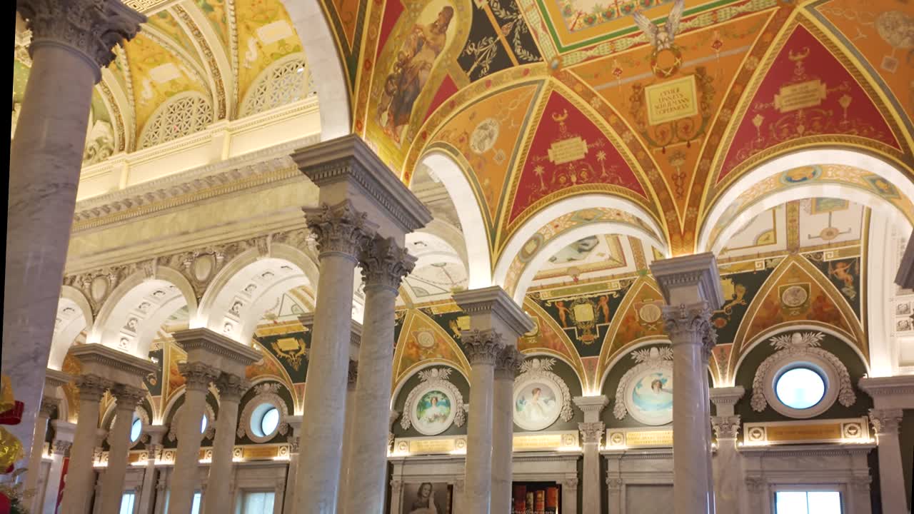 华盛顿特区国会图书馆大厅的圣诞树视频下载
