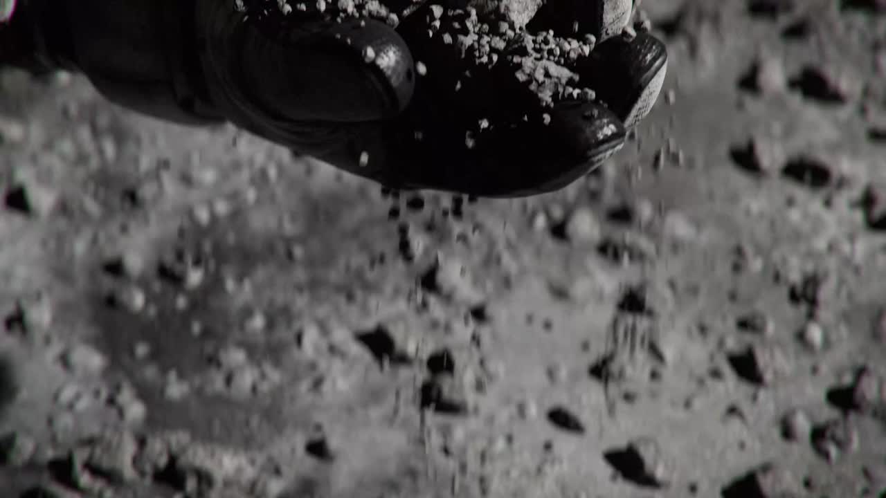 宇航员抱着月球上的风化层的特写视频下载