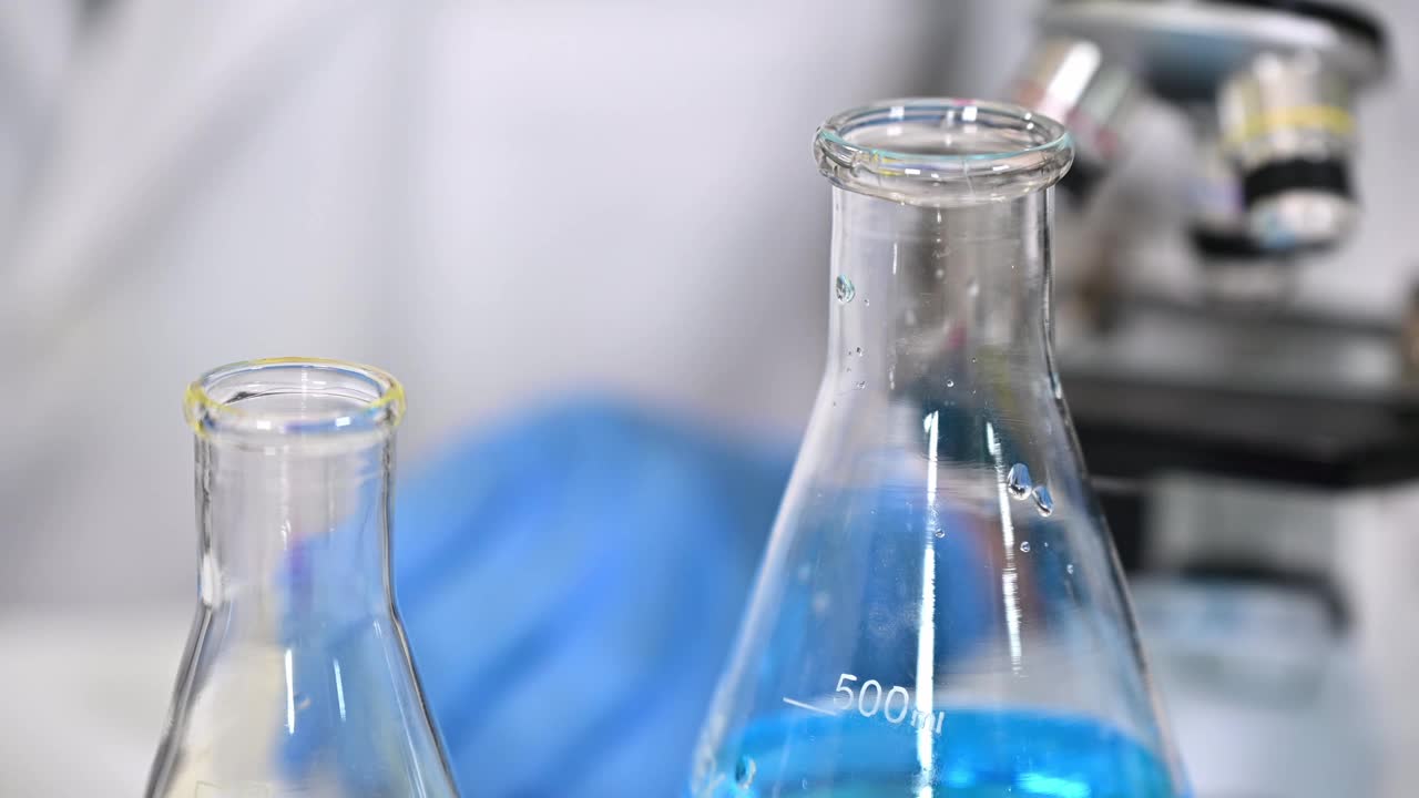 科学家戴着蓝色手套，使用实验室工具的特写视频下载