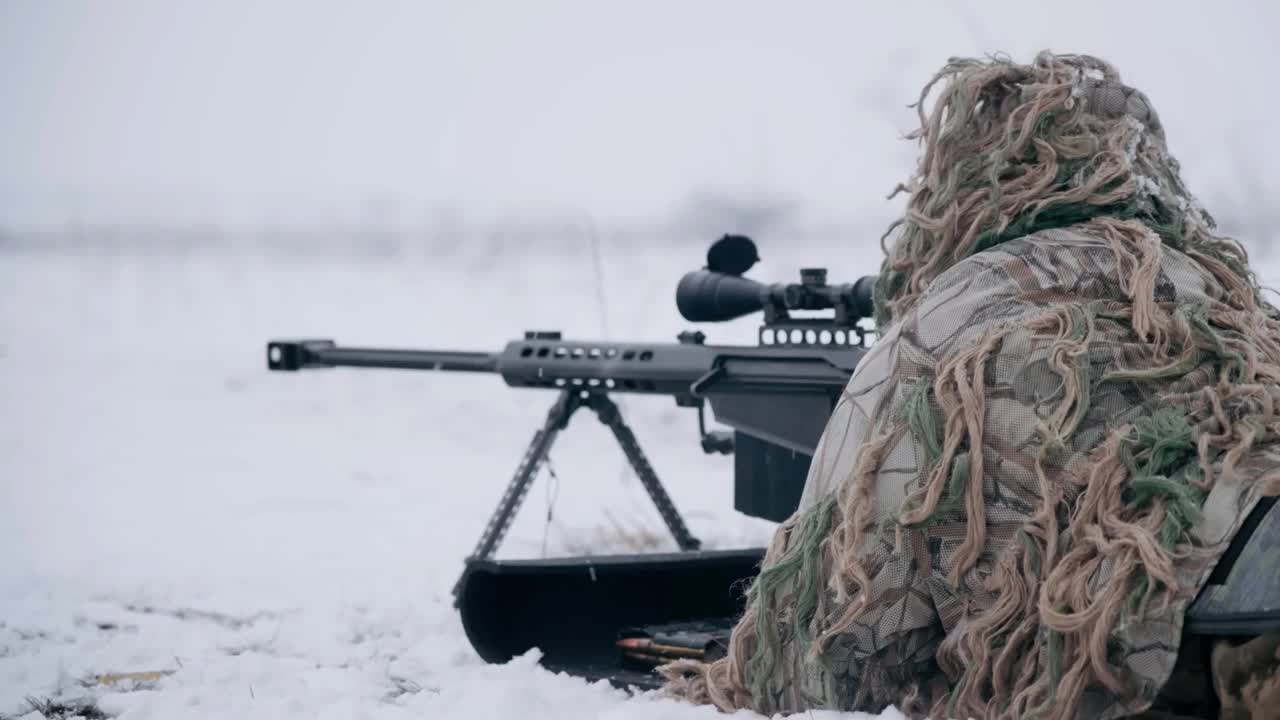 冬天的狙击手。执行任务的战斗狙击手。狙击武器。视频下载