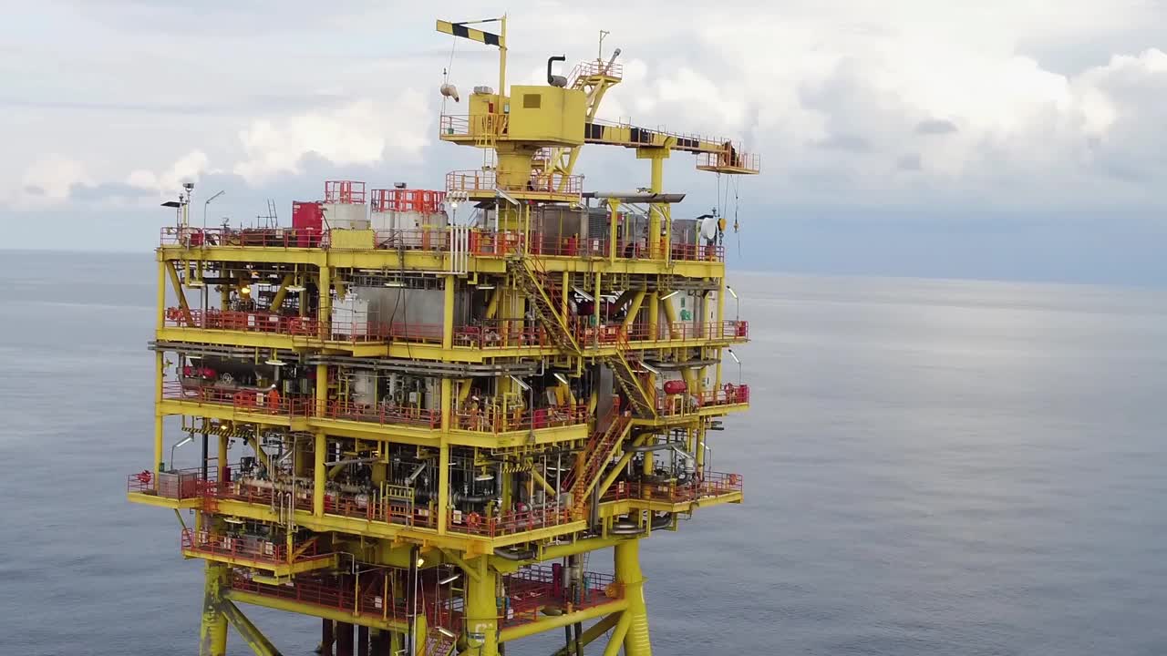 海上石油和天然气工业。生产平台。视频下载