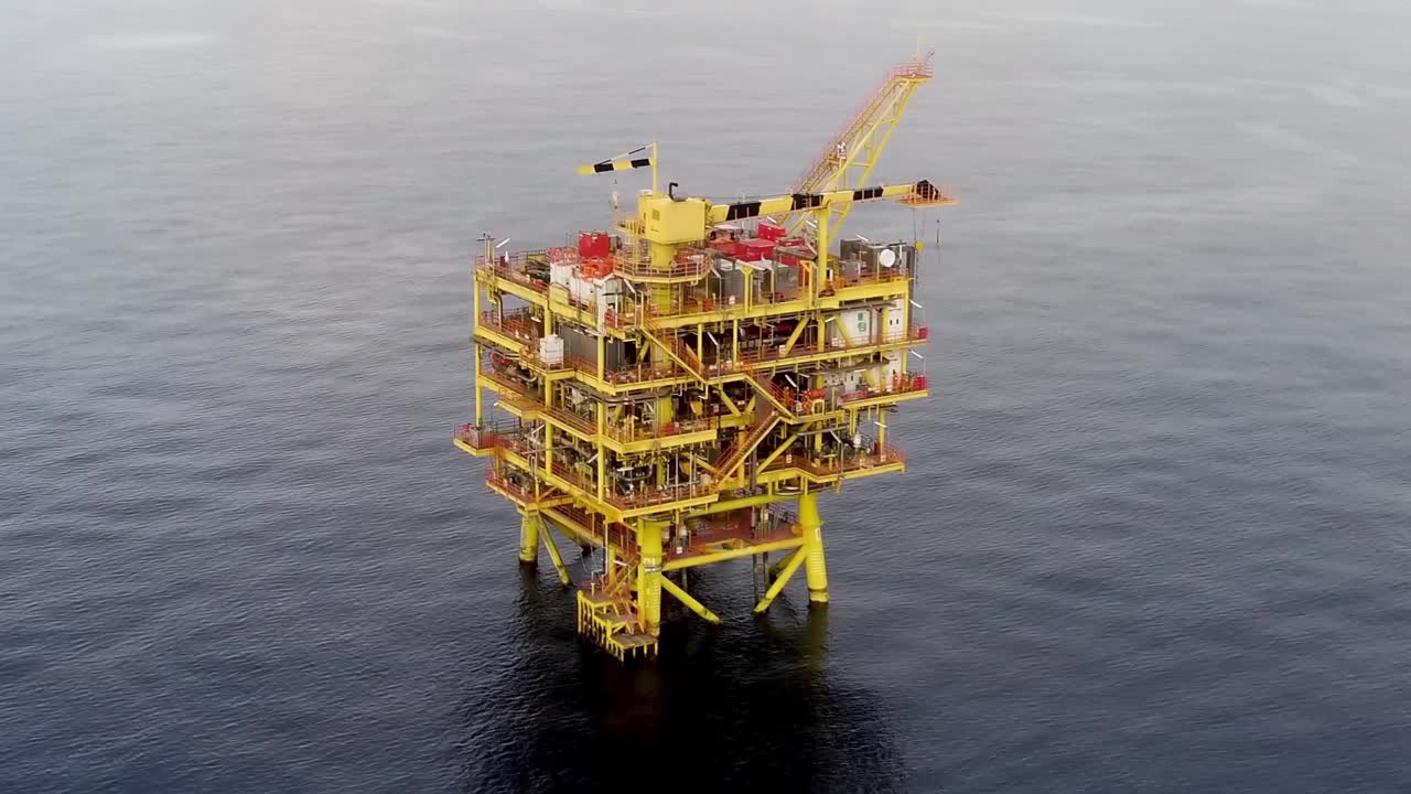 生产平台。海上石油和天然气工业。视频下载