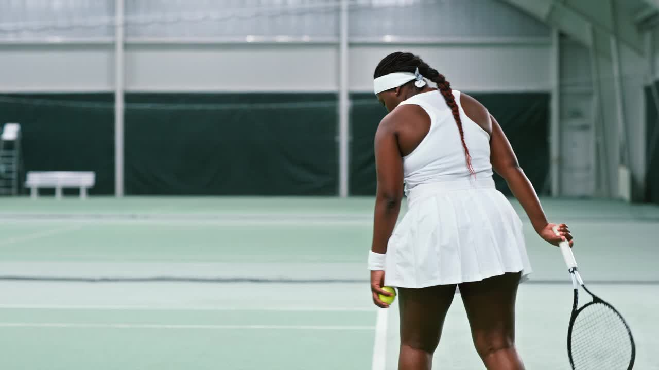 TS女子网球选手在室内练习单打比赛视频下载