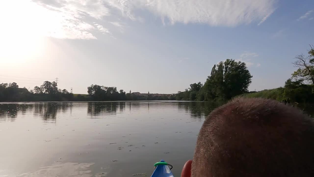 一个人划着独木舟的特写视频下载