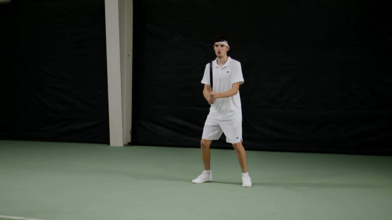 参加单打比赛的男子网球运动员视频下载
