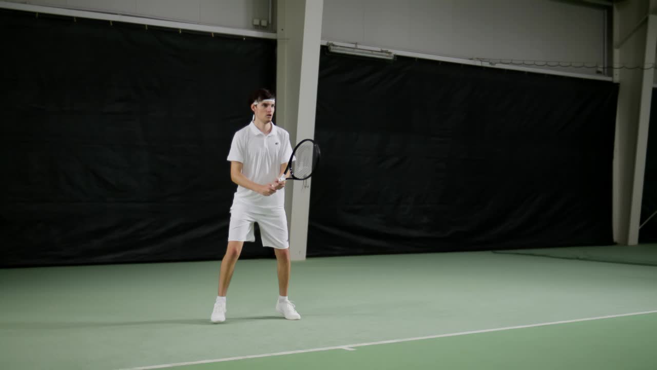男子网球运动员在单打比赛中击球视频下载