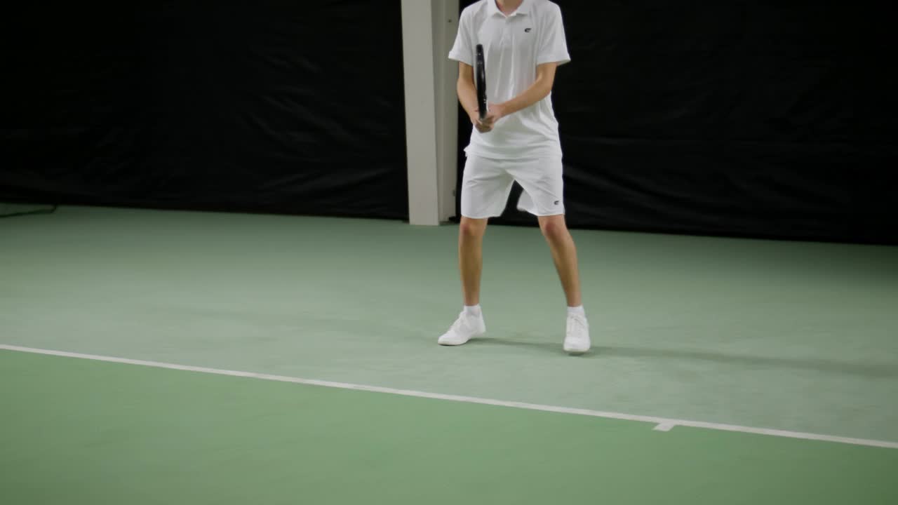 参加单打比赛的男子网球运动员视频下载