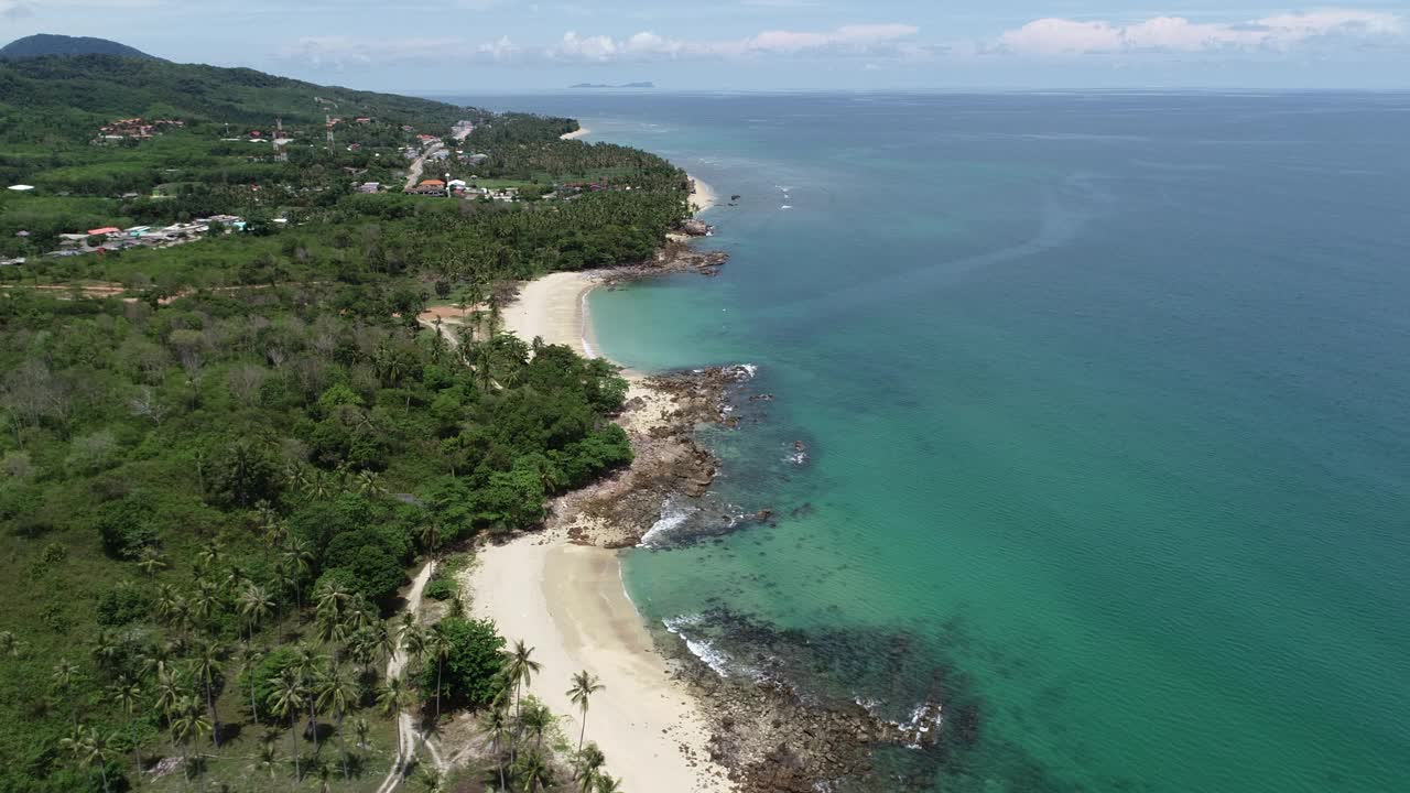 高角度拍摄泰国甲米省兰达岛国家公园岛屿海岸线视频下载
