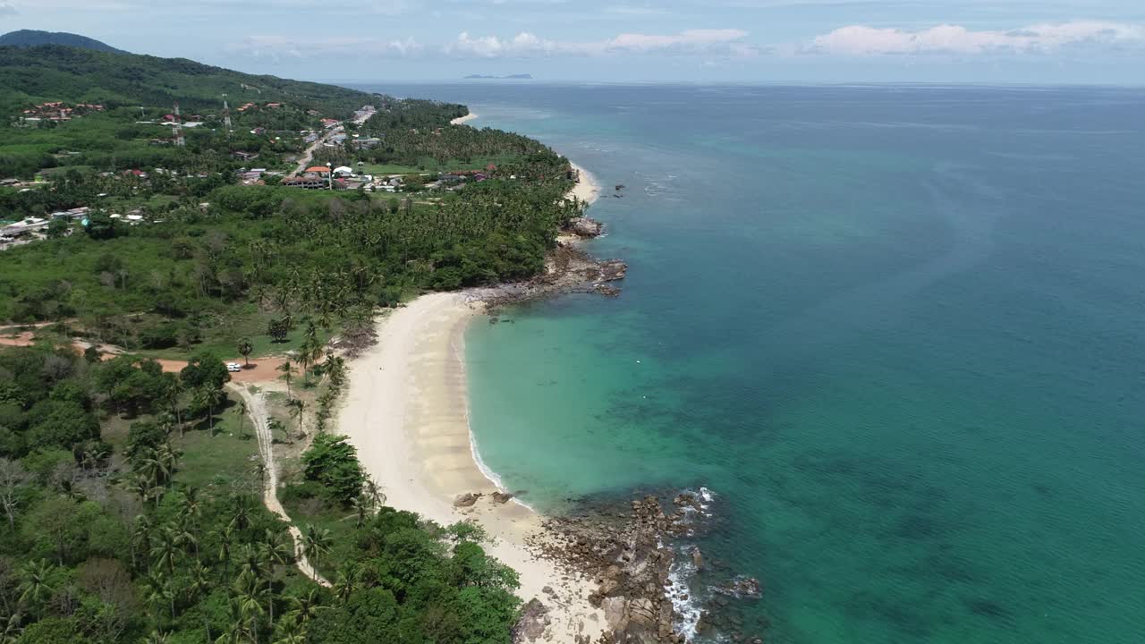 高角度拍摄泰国甲米省兰达岛国家公园岛屿海岸线视频下载