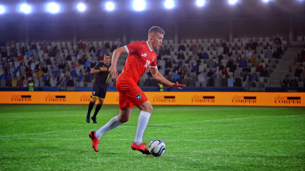 在一场足球比赛中，穿着红色衣服的男性球员胜过了他的对手视频下载